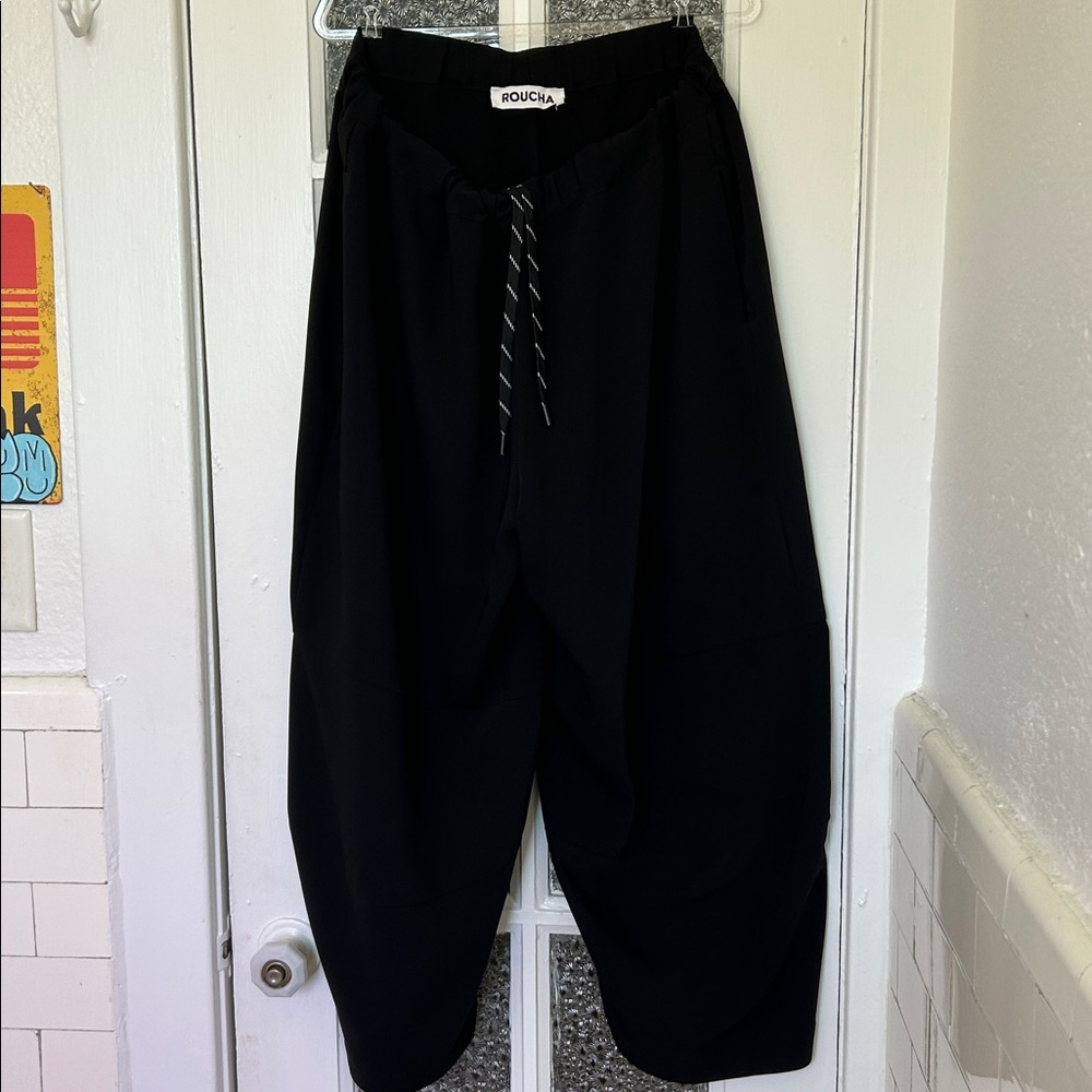 Roucha Penn Crepe Women's Size CC Large Short Black Cropped Curved Leg Pant